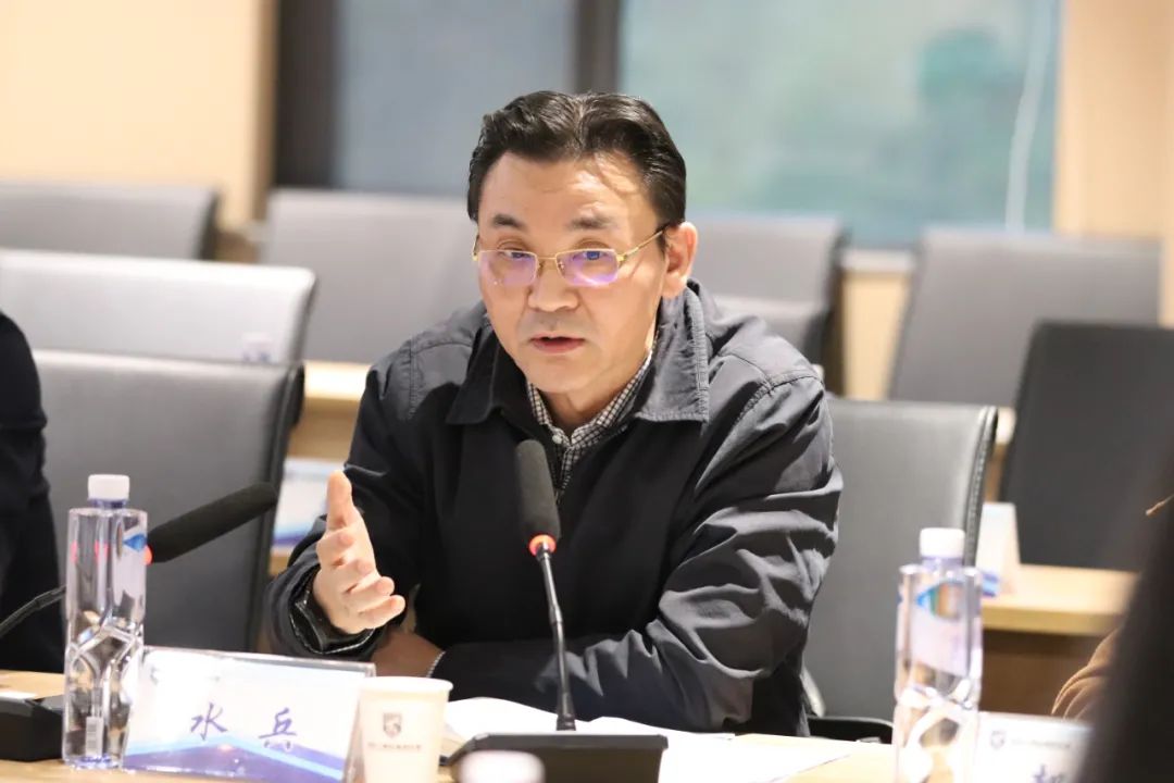 包含B体育APP:郑智：担任俱乐部总经理，负责球队运营管理的词条