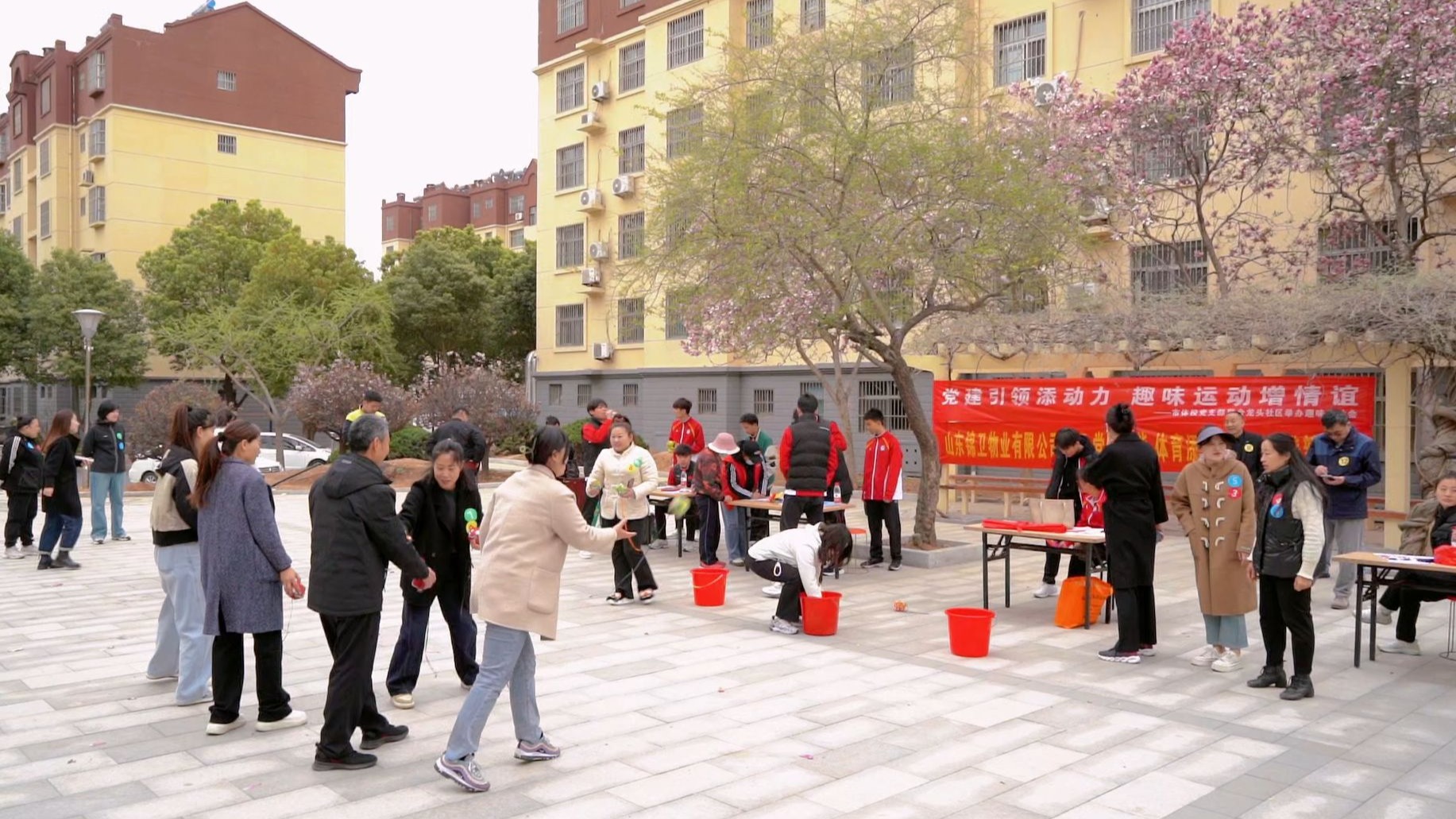 B体育官网：社区篮球赛掀起热潮，全民参与共享运动乐趣的简单介绍